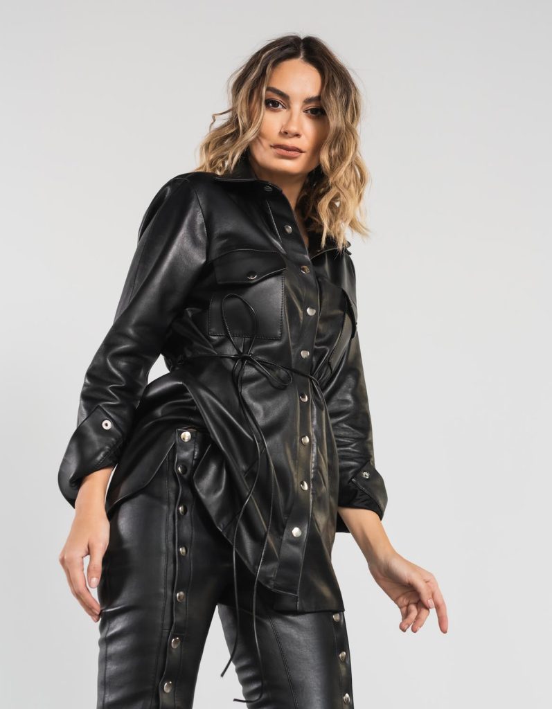 Fotografie creativă cu model feminin pentru colecții de haine