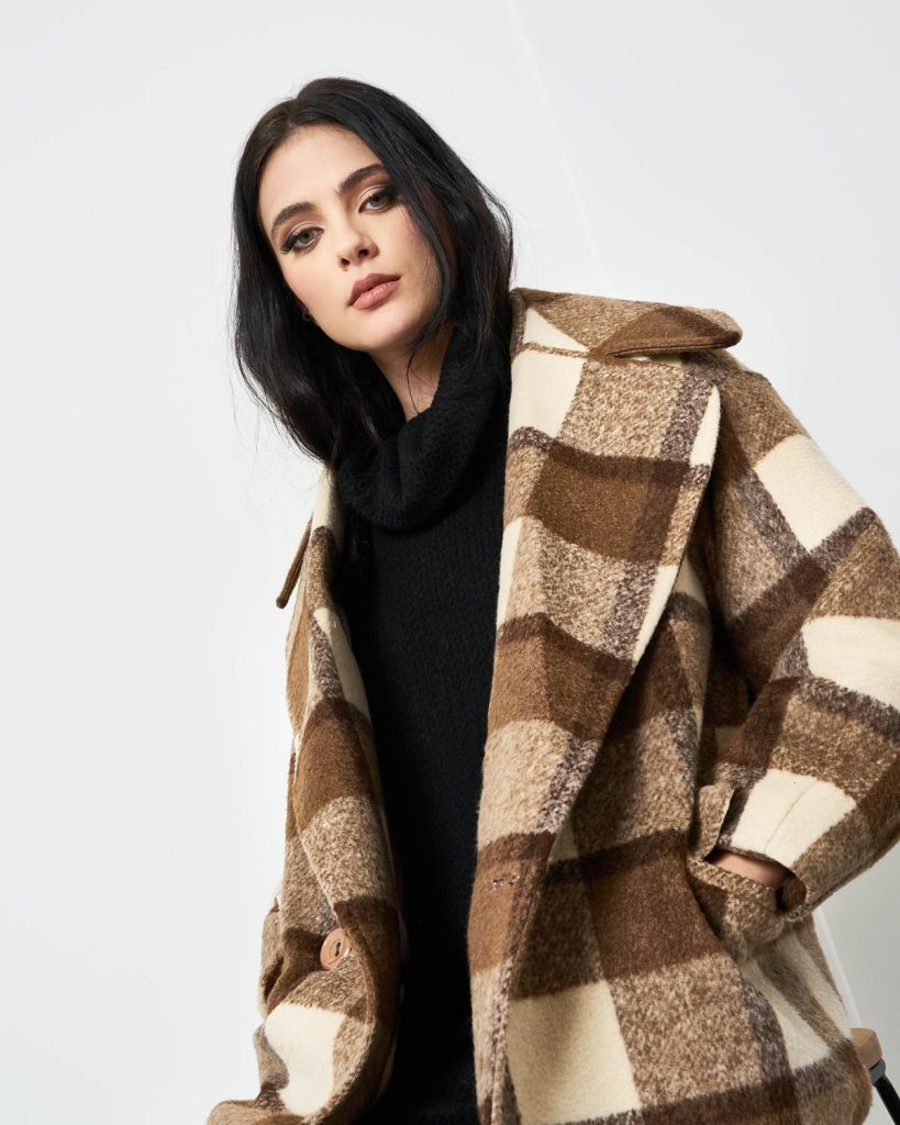 Model feminin pozând pentru colecție vestimentară, fotografie fashion
