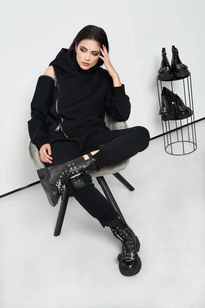Fotografie fashion de studio cu model feminin, stil elegant