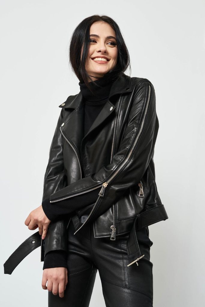 Imagine de studio cu model feminin în ținute din colecție fashion