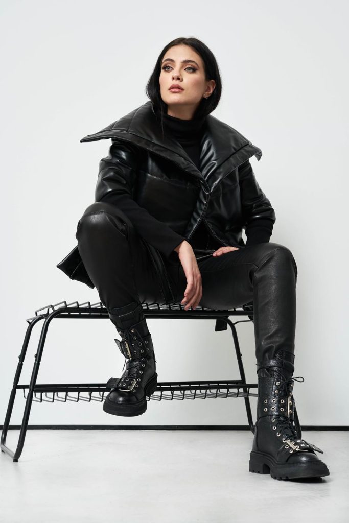 Model feminin fotografiat pentru colecție de haine, ședință fashion