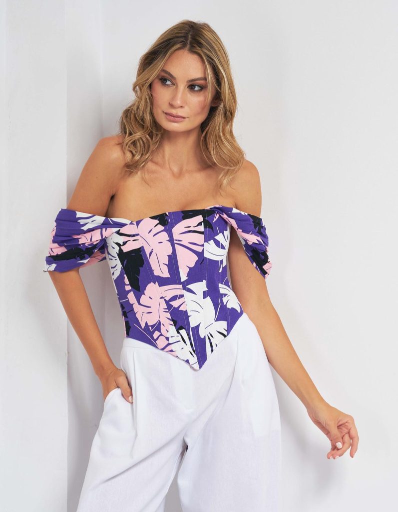 Fotografie fashion cu model feminin pozând pentru brand vestimentar