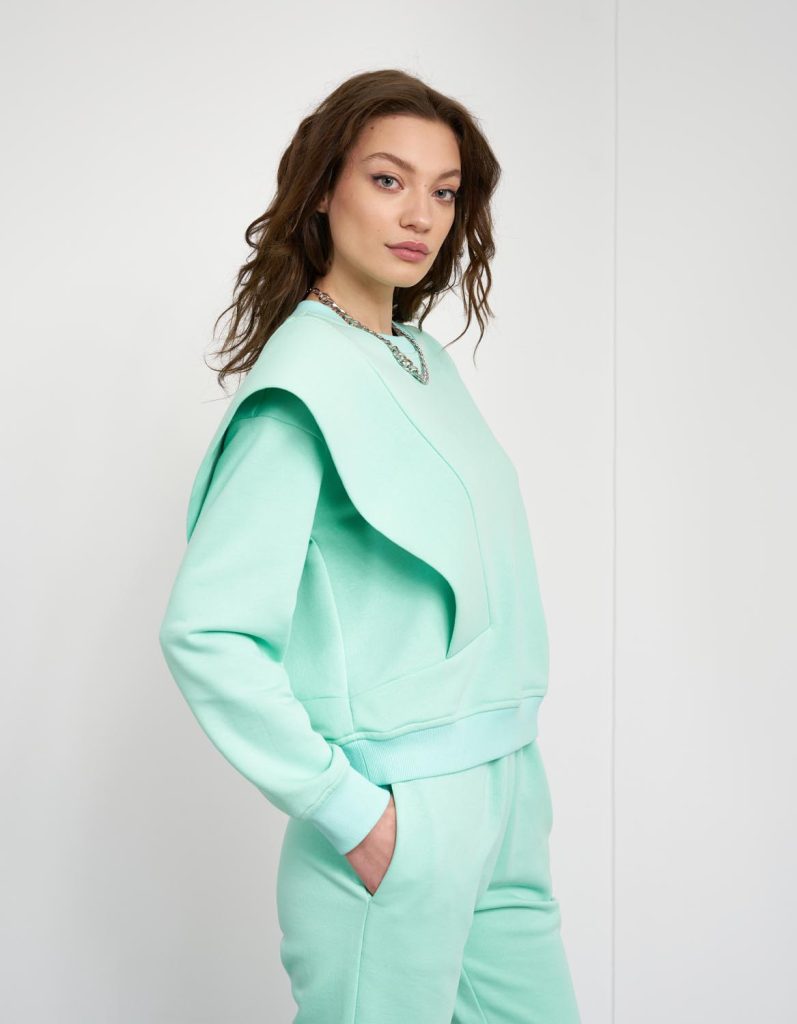 Fotografie fashion cu model feminin în ținute din colecție