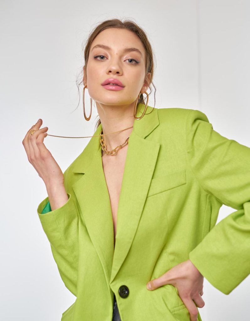 Model feminin surprins în ședință foto fashion pentru colecții