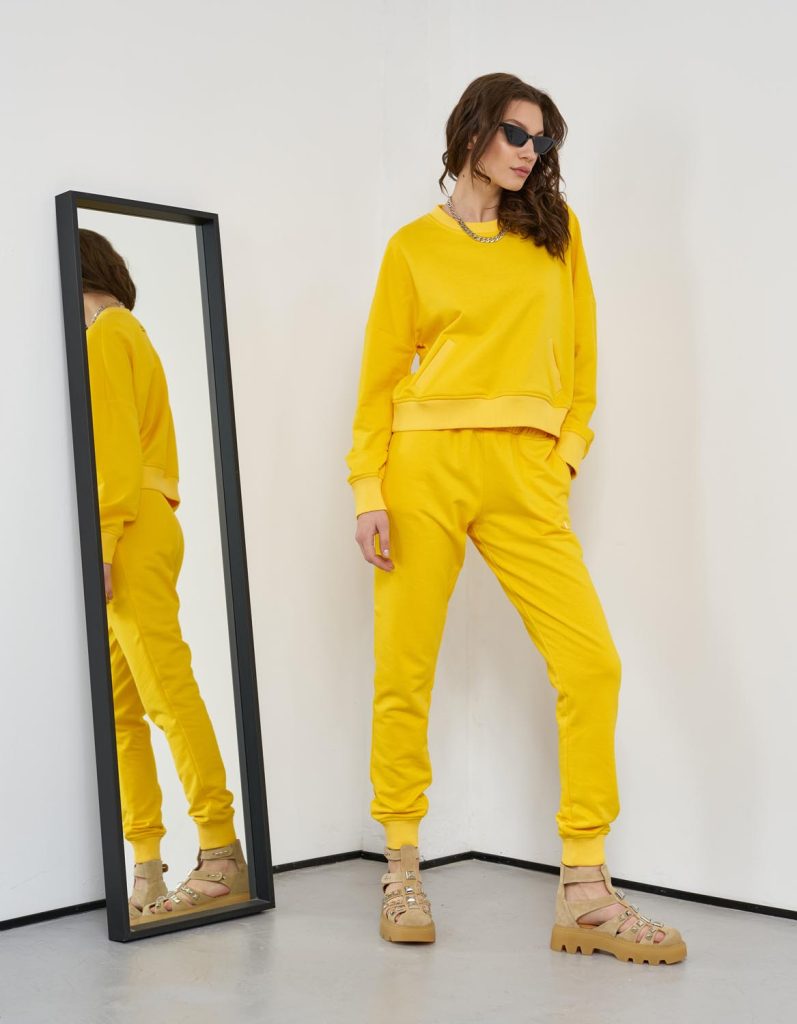 Fotografie de lookbook cu model feminin pentru colecție de haine
