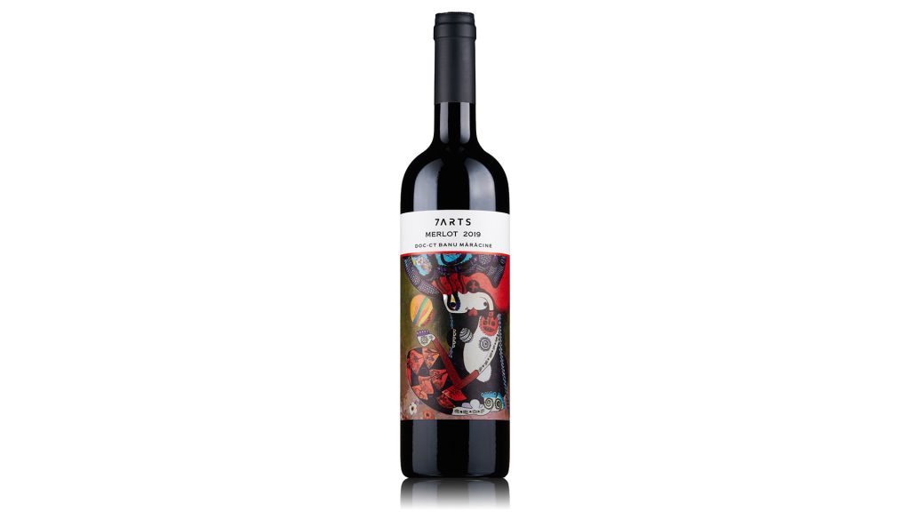 Sticlă de vin roșu cu etichetă artizanală, evidențiind detalii fine ale designului și textului.
