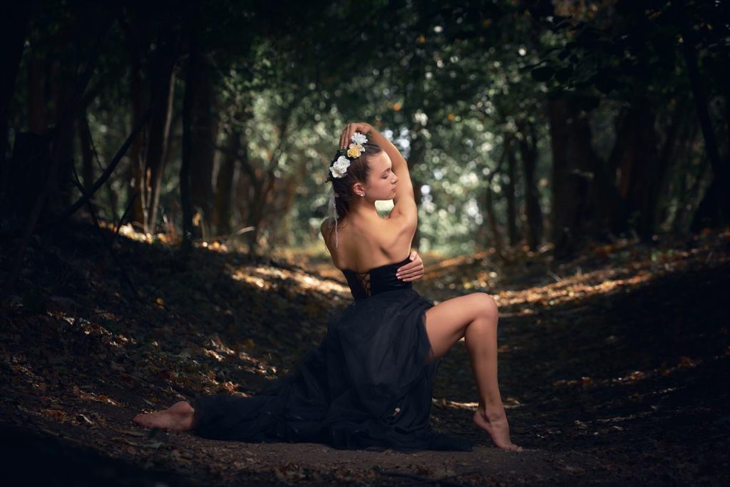 Portret artistic de dansator în pădure, cadru inspirat din basme