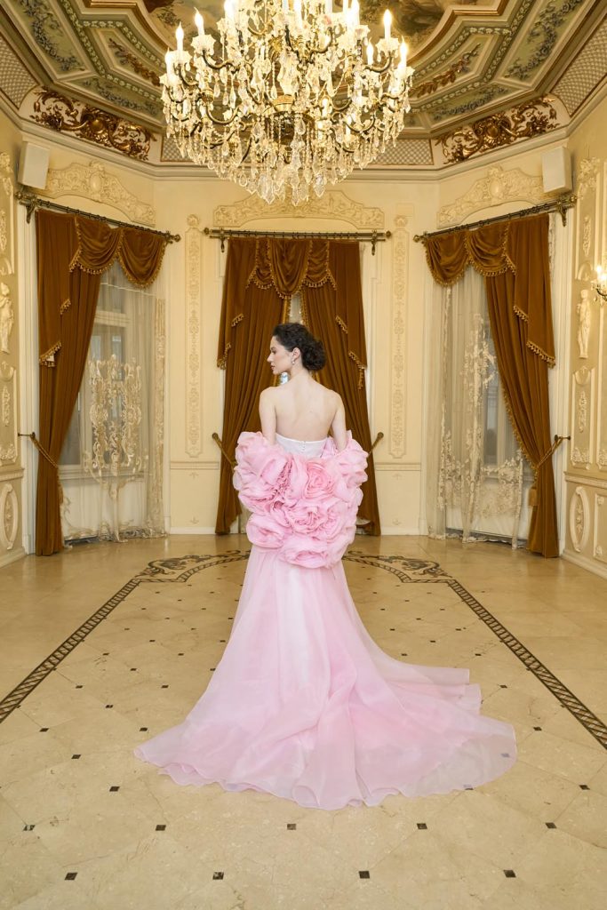 Imagine bridal cu model purtând rochie de mireasă, stil elegant