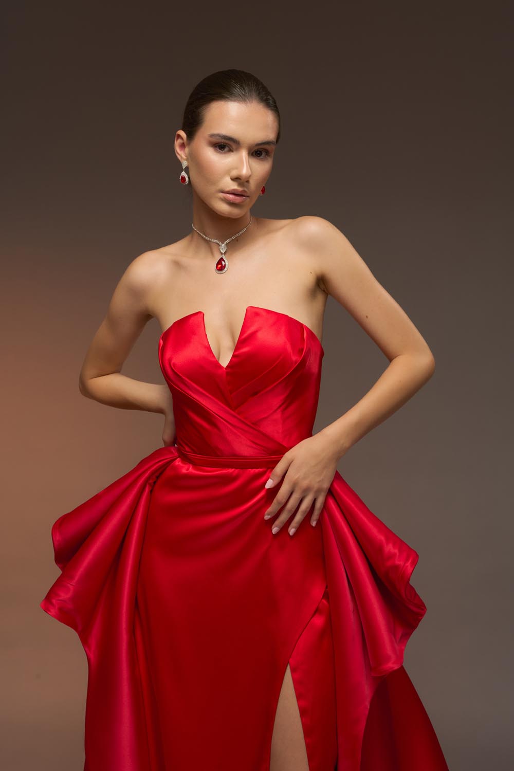 Imagine de lookbook cu model purtând rochii de seară