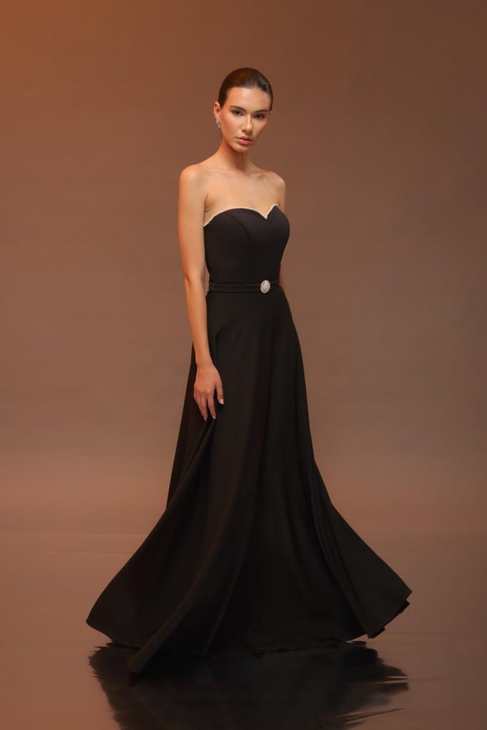 Fotografie fashion cu model îmbrăcat în rochie de seară, realizată în studio