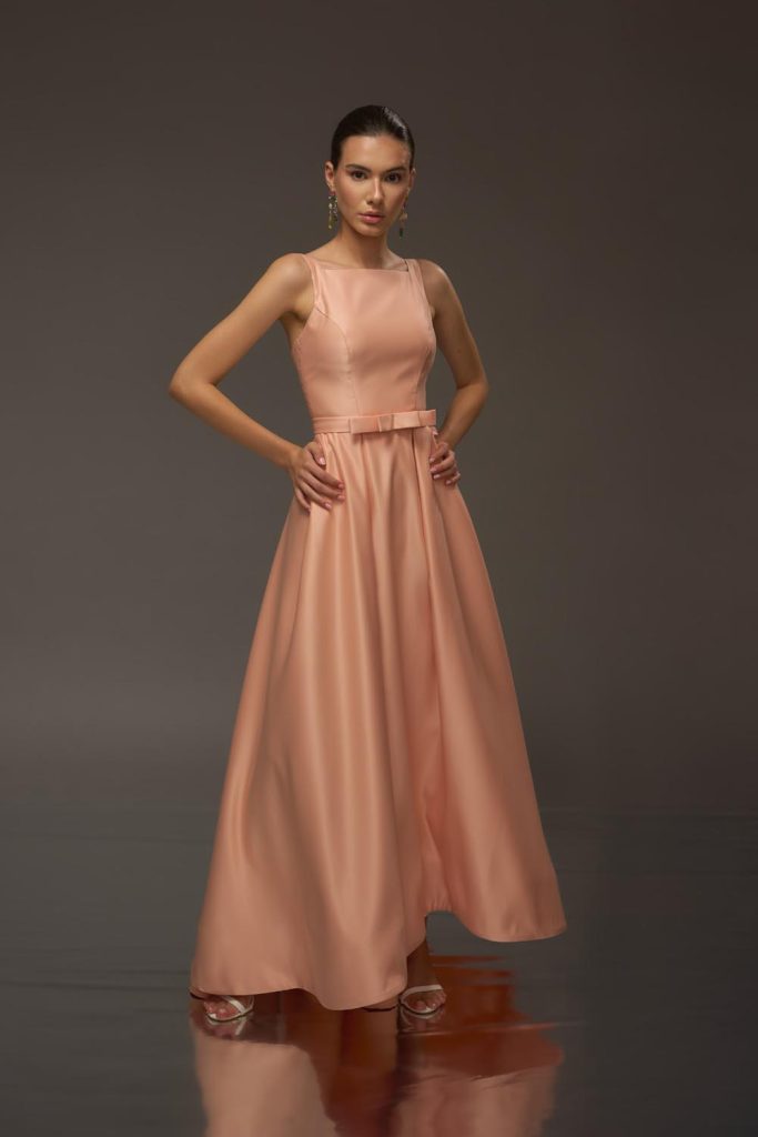Model fotografiat purtând rochii de seară dintr-o colecție fashion