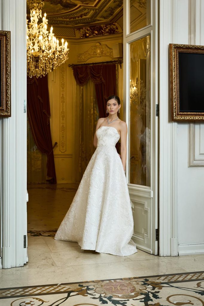 Model pozând în rochie de mireasă pentru lookbook bridal