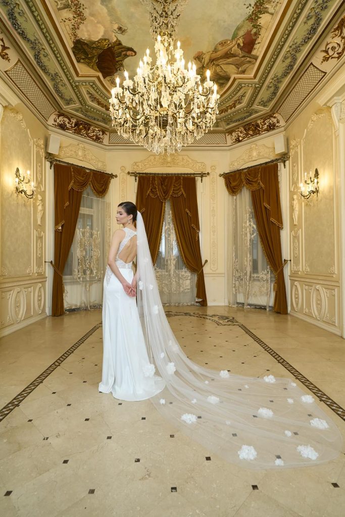 Fotografie fashion cu model îmbrăcat în rochie de mireasă elegantă
