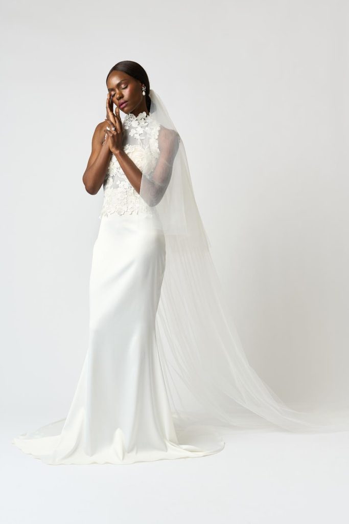 Model fotografiat purtând rochie de mireasă din colecție bridal