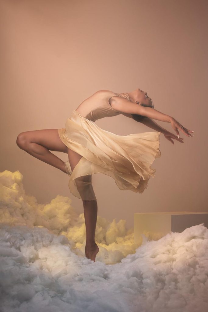 Dansator fotografiat în studio foto cu iluminare profesională