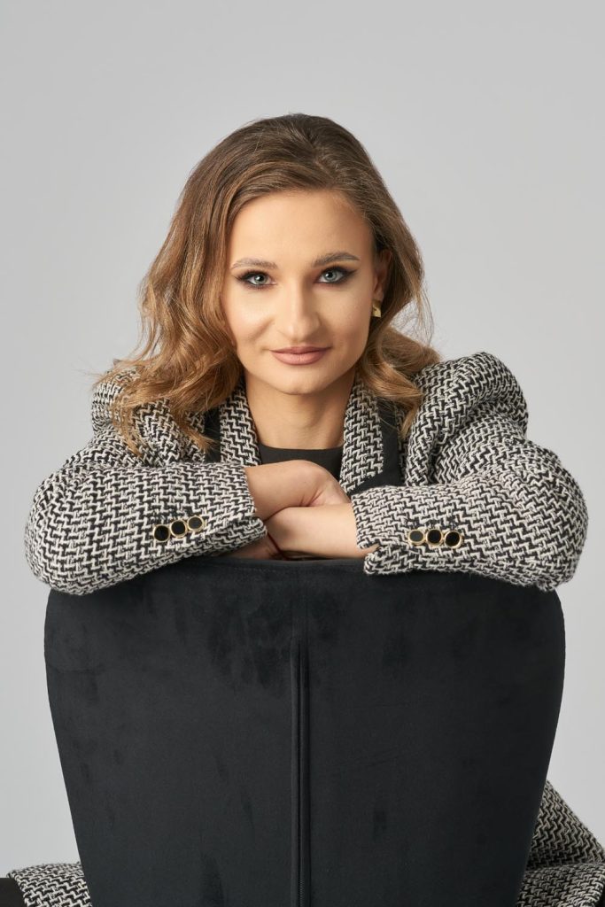 Fotografie de portret feminin, stil curat și expresiv