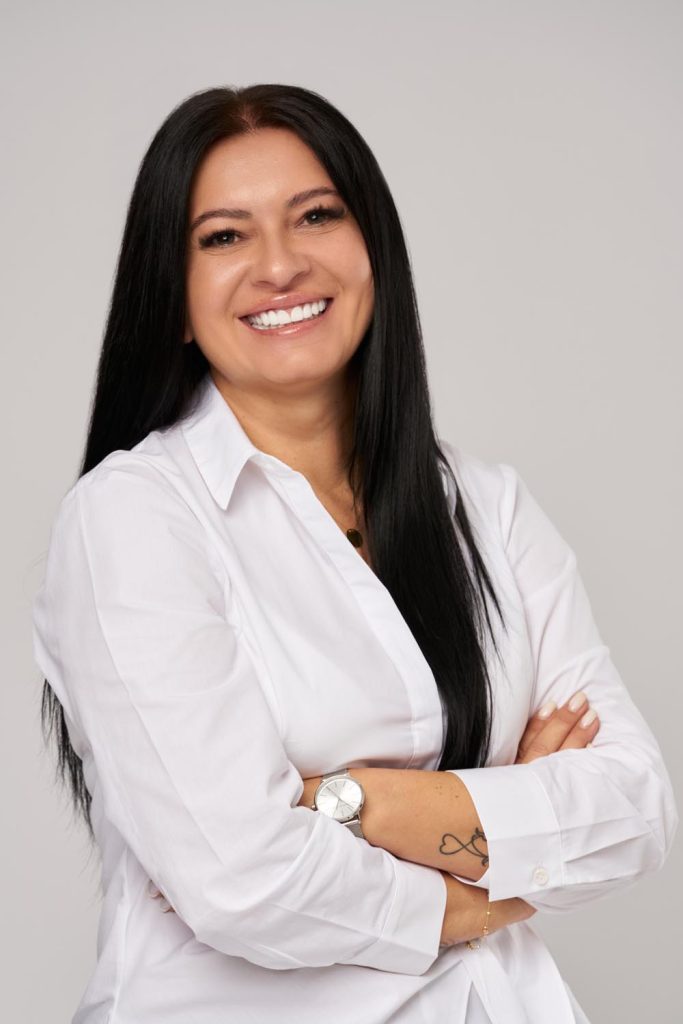 Portret de femeie cu iluminare profesională de studio