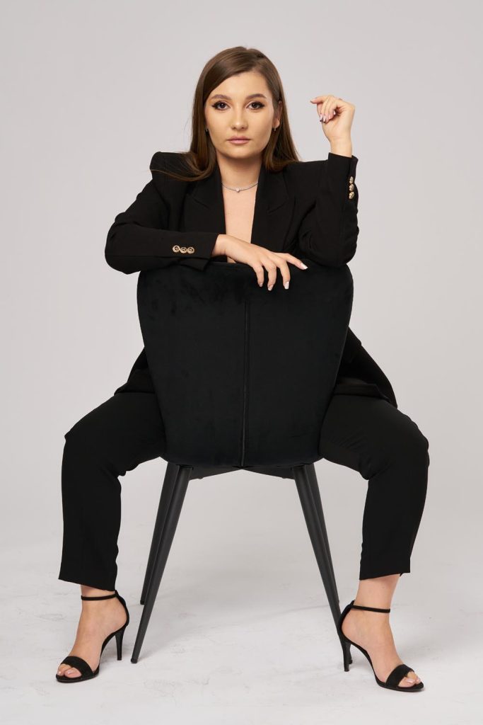Portret feminin realizat în studio foto din București