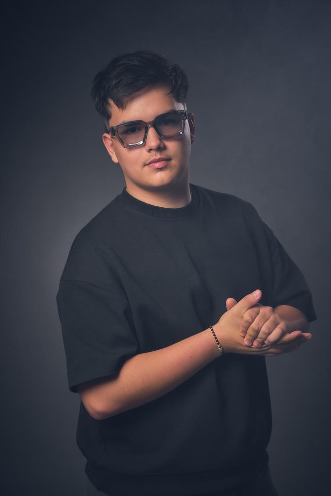 Fotografie de portret cu băiat, iluminare de studio