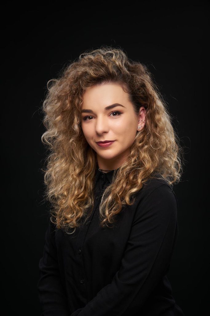 Portret de femeie fotografiat în studio, stil minimalist