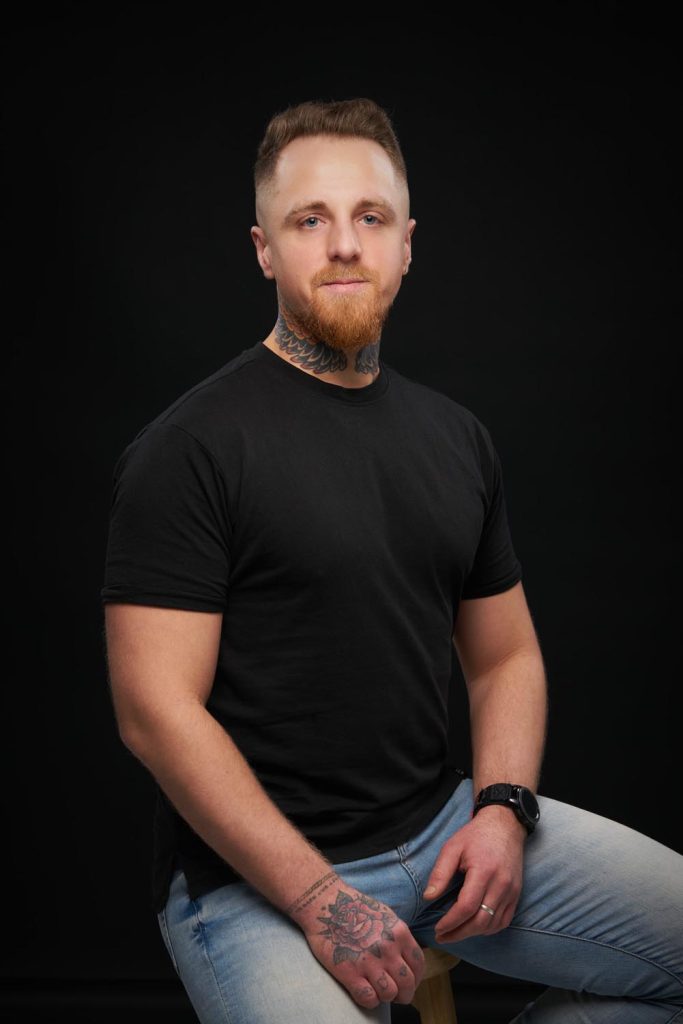Portret de băiat realizat în studio foto