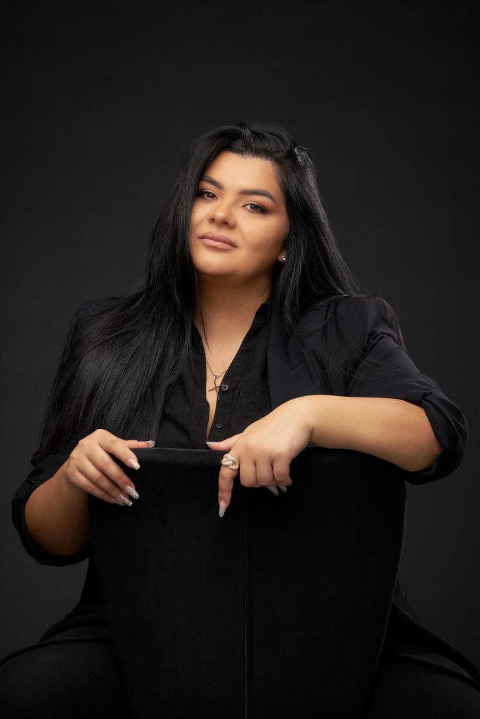 Portret de femeie realizat într-o ședință foto de studio