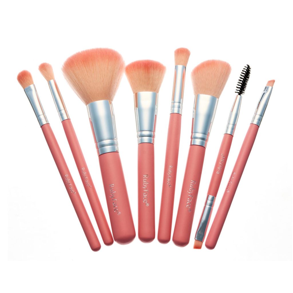 Fotografie de produs cosmetic set de pensule cu iluminare de studio