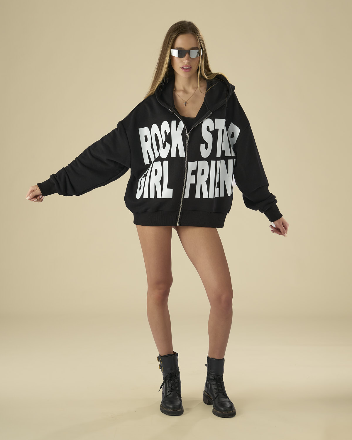 Model feminin fotografiat pentru Young Rich White Spring Collection
