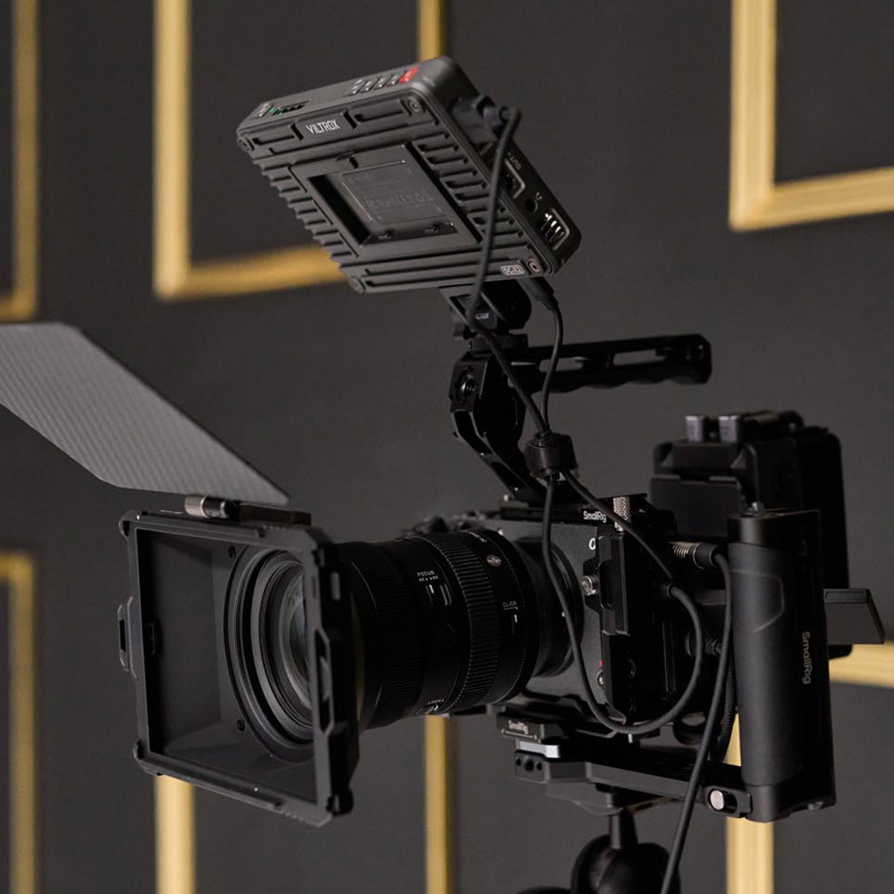 Cameră video pregătită pentru filmare podcast în studio din București