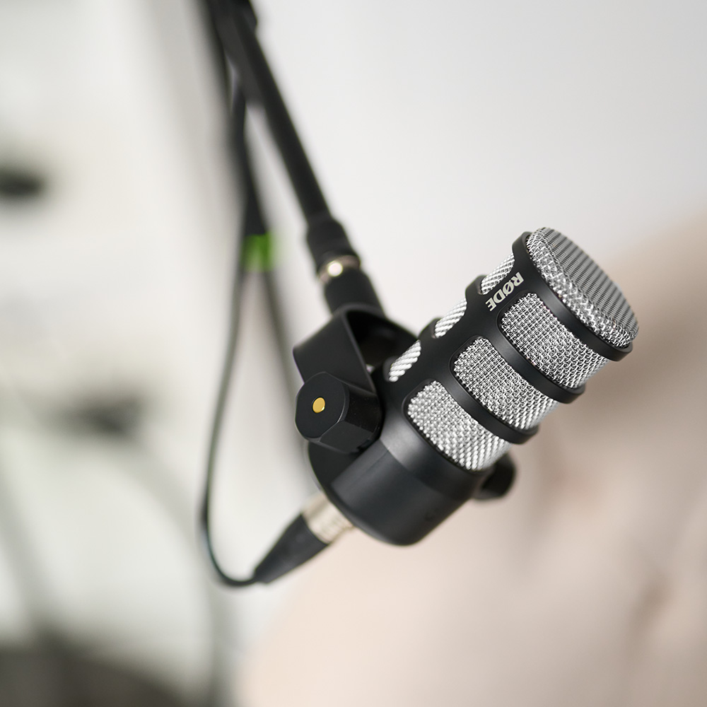 Microfon profesional pentru înregistrare podcast în studio din București