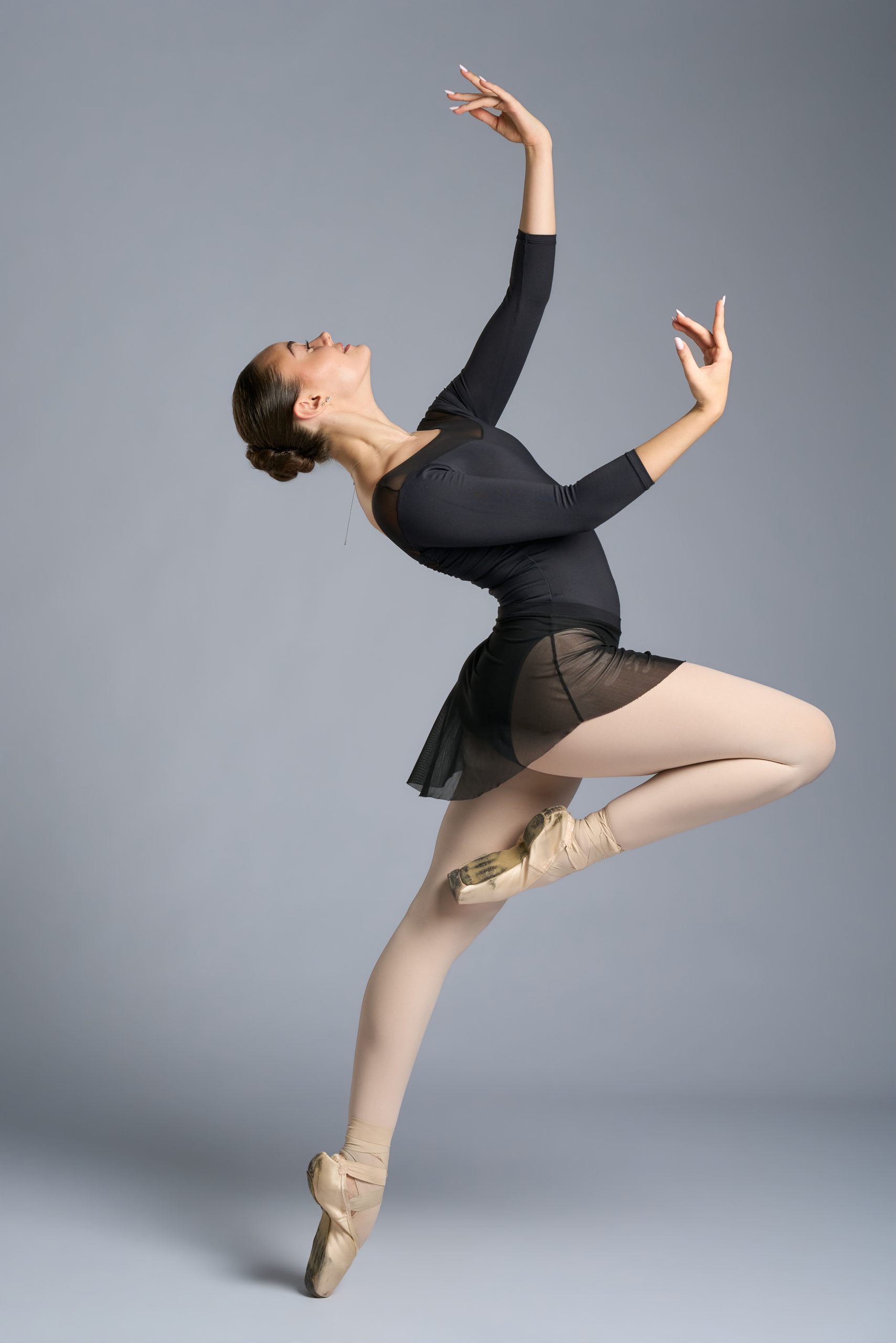 Mișcare elegantă de balerină într-un shooting de studio pentru Dance Motion.