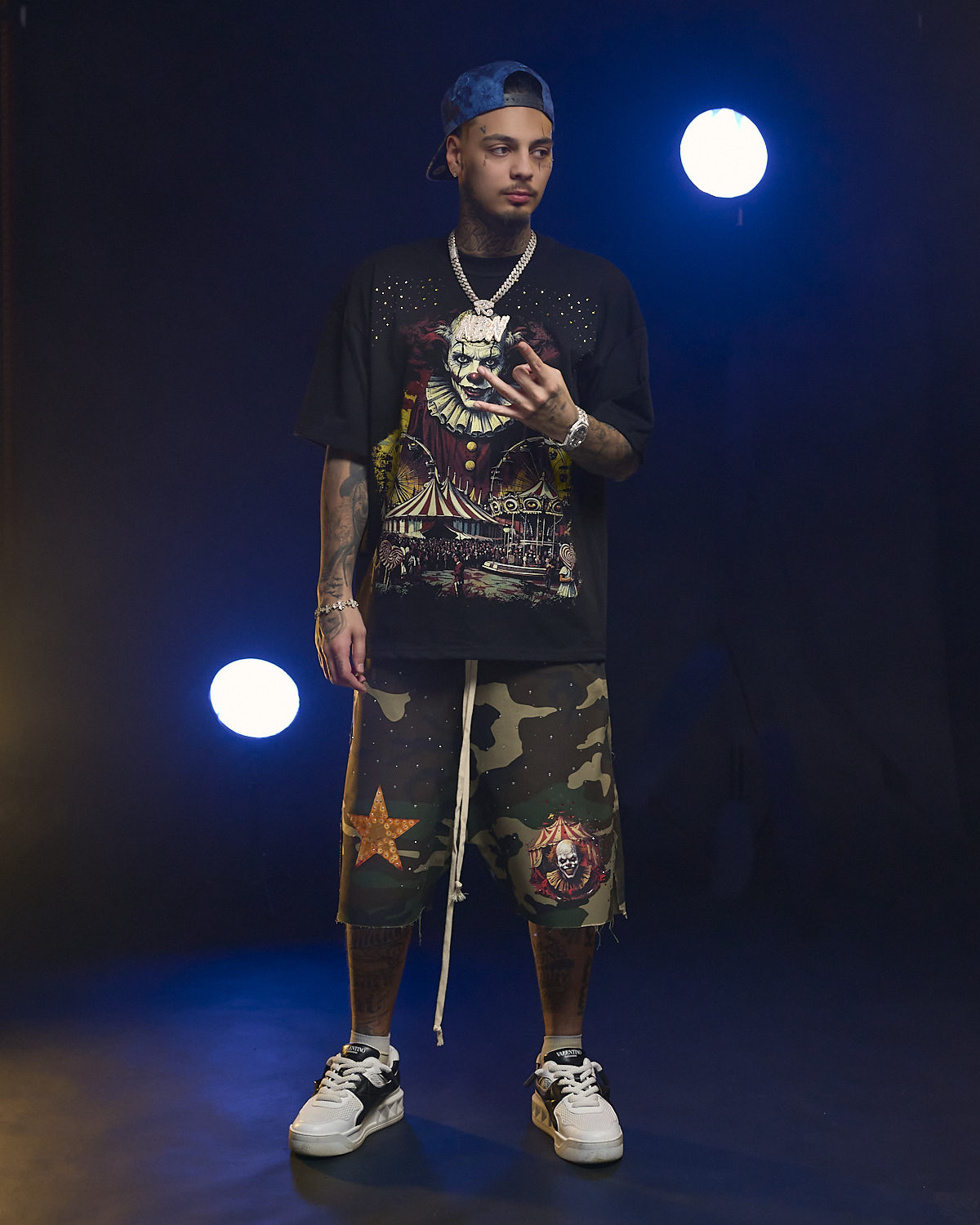 Albert NBN poartă o ținută Young Rich White într-un shooting urban fotografiat în studio, cu lumină dramatică și fum.
