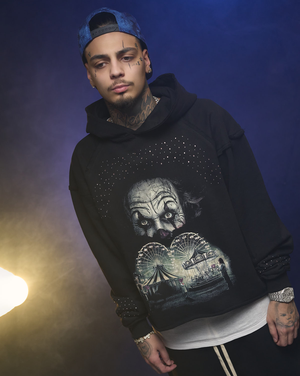 Portret fashion cu Albert NBN pentru Young Rich White, realizat în studio cu iluminare contrastantă și efect de fum.